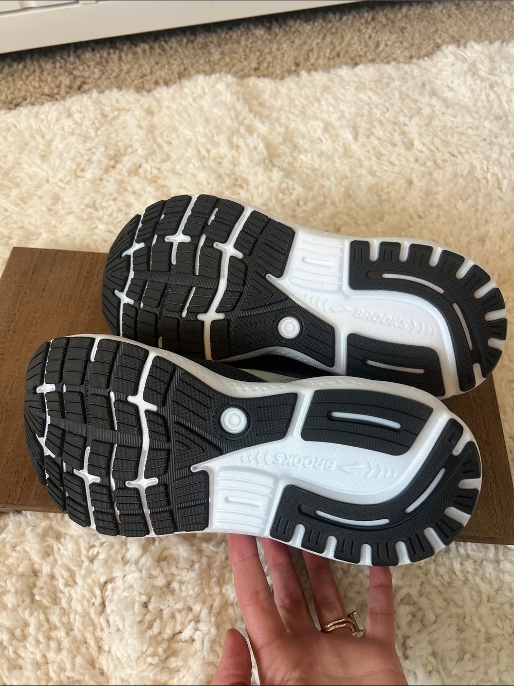 Brooks Black and White Mesh Running Shoes brand new - Picture 3 of 5